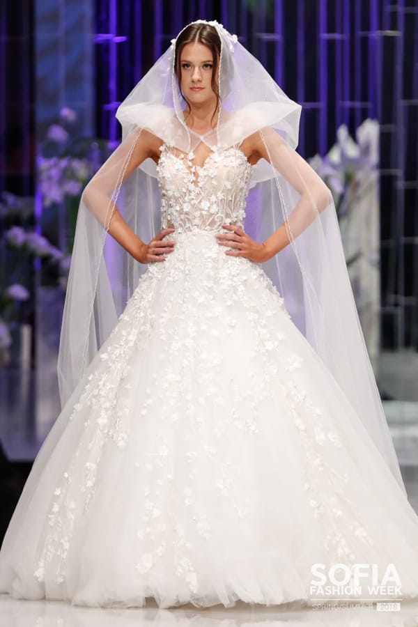 Христо Чучев показа стилна булчинска колекция с  пролетни акценти